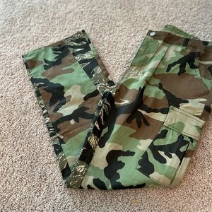 Women’s Fatigue Pants

Size 2XL